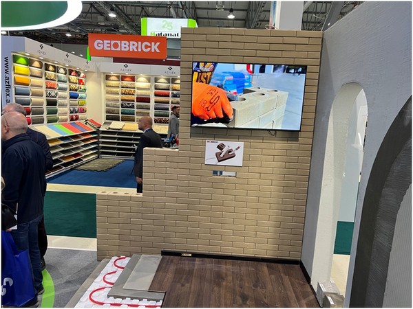 Выставочный стенд GeoBrick с готовой кладкой из лего кирпича. Выставочный стенд GeoBrick с кладкой из лего кирпича